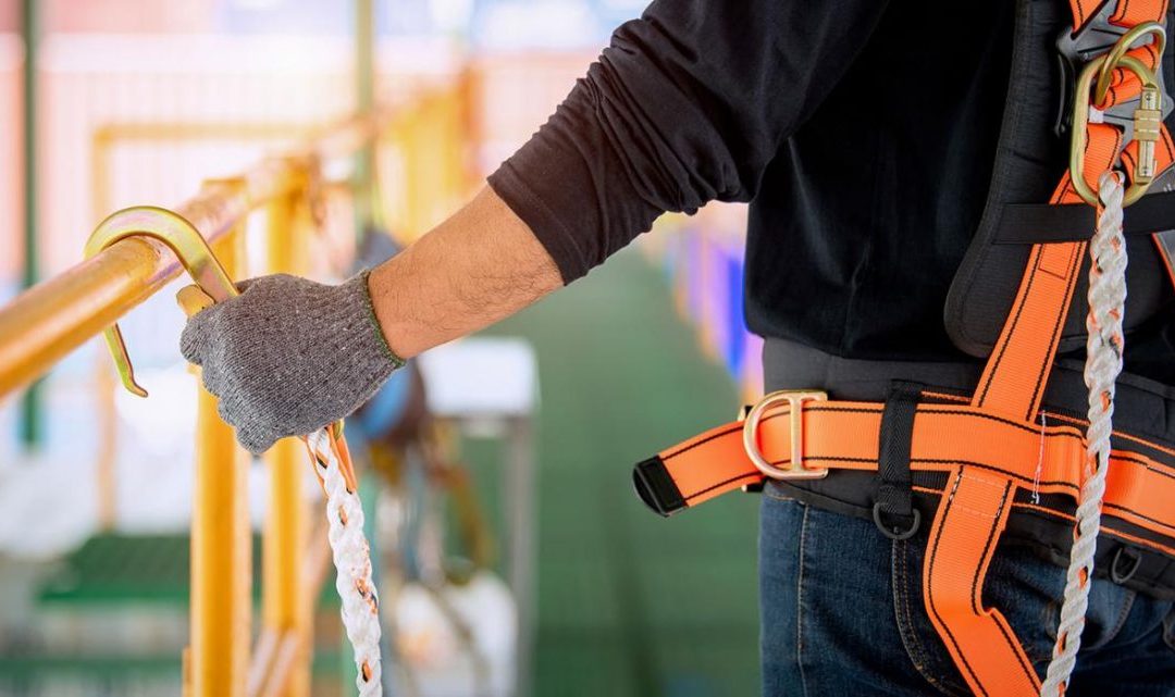 Líneas de vida y sistemas de protección contra caídas: Garantizando la seguridad en el trabajo en alturas